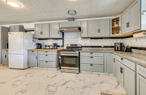 Hardyville Casa | Bonnieville Farmhouse on 69 Acres w/ Porch!