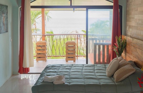 Playa Hermosa Hotel | ¡Reserva todo el hotel! Frente a la playa con yoga, restaurante y excelente surf.