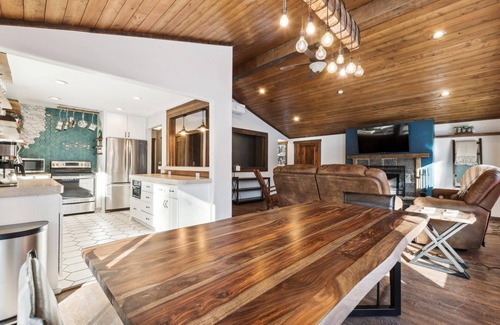 Whitefish Cabina | Book A Holiday Stay! Beautiful Montana Log Home with Stunning Forested Views!