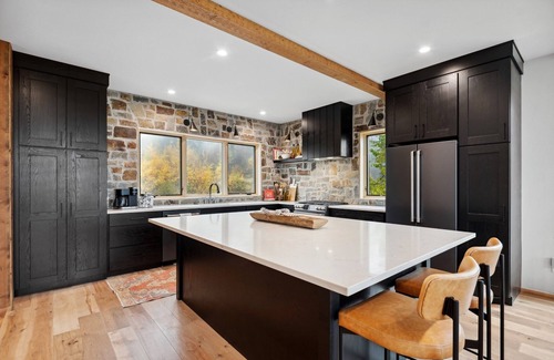 Whitefish Chalet De Esquí | Book a Holiday Stay! Hot Tub! Next to the NEW HIGH-SPEED 6 PACK Chairlift!