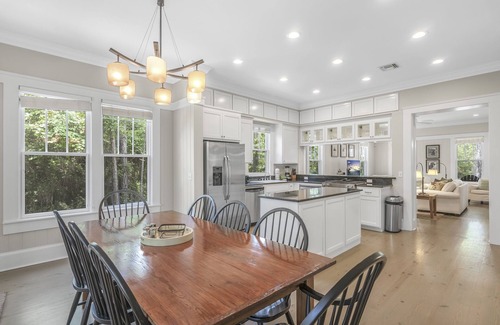 Forest District Casa | Book for a Fall Getaway! Community Pools! 3 Adult Bikes! Natural Green Space and Parks!