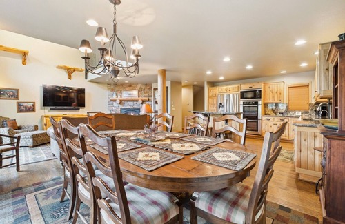 Whitefish Chalet De Esquí | Book for Festive! Ski-in/Ski-out Chalet with Big Mountain Views and Hot Tub!