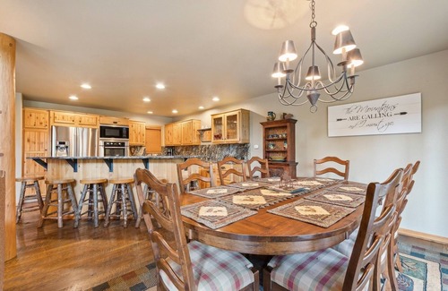 Whitefish Chalet De Esquí | Book for Festive! Ski-in/Ski-out Chalet with Big Mountain Views and Hot Tub!