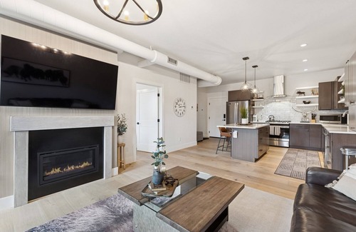 Whitefish Condominio | Book for Holidays! Pet-Friendly Condo in Downtown Whitefish! Nearby Shops!