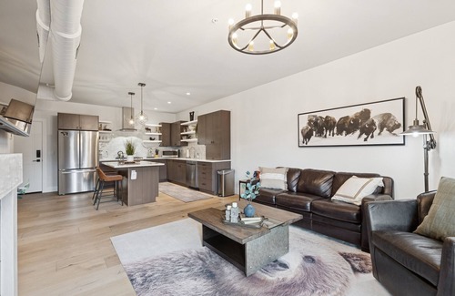 Whitefish Condominio | Book for Holidays! Pet-Friendly Condo in Downtown Whitefish! Nearby Shops!