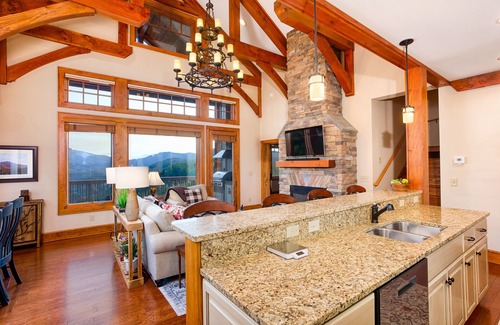Boone Condominio | Book for Summer Now - Breathtaking View - Fabulous & Well-Stocked Kitchen