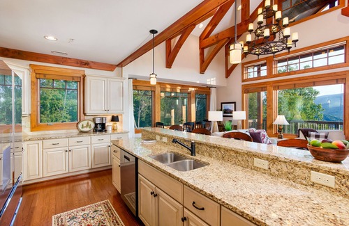 Boone Condominio | Book for Summer Now - Breathtaking View - Fabulous & Well-Stocked Kitchen