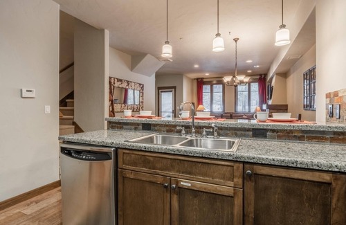 Woodwinds Casa | Book Now for Fall Getaways! Three-Level Townhome with Golf Course Views! Fireplace!