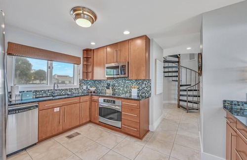 Gulf Pines Casa | Book Now for Summer Vacation! Gulf View! Steps from the Sand! 3 Adult Bikes!