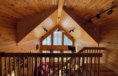 Long Prairie Cabina | Book now for spectacular fall foliage! Great location for fall family photos!