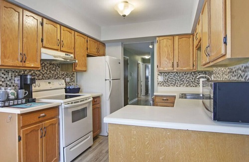 Des Plaines Casa | Book Now! Peaceful 2bed/2bath home
