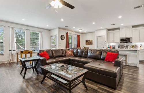 West Dallas Casa | BOOK TODAY! King Bed with Hot Tub, FirePit, BBQ, Large yard, Garage!