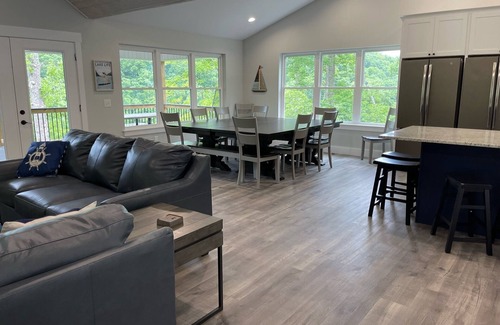 Lakeside Estates Casa | Book your fall retreat today!