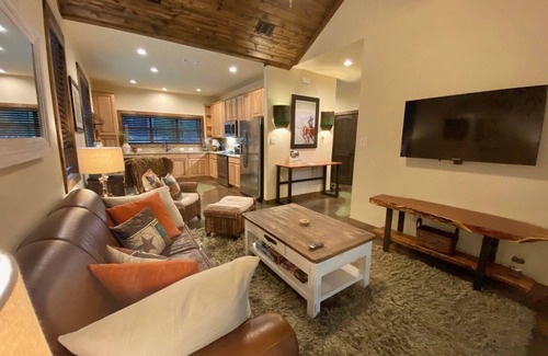 Canyon Lake Cabaña | FAWN CREEK EN CANYON LAKE, TX ~ RESERVE AHORA ~ DORMITORIOS 5/6 ~ RAMPA 1 ~ FALTA DE INCENDIO ~ PASEO AL AGUA