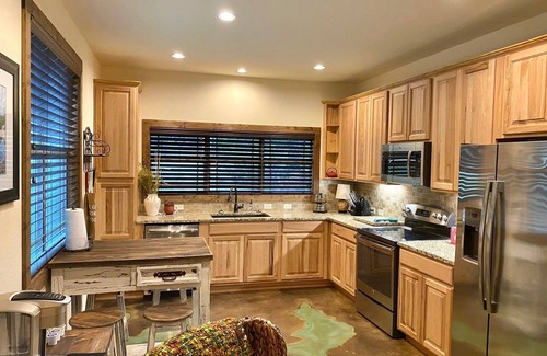 Canyon Lake Cabaña | FAWN CREEK EN CANYON LAKE, TX ~ RESERVE AHORA ~ DORMITORIOS 5/6 ~ RAMPA 1 ~ FALTA DE INCENDIO ~ PASEO AL AGUA