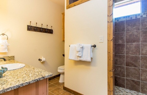 Canyon Lake Cabaña | FAWN CREEK EN CANYON LAKE, TX ~ RESERVE AHORA ~ DORMITORIOS 5/6 ~ RAMPA 1 ~ FALTA DE INCENDIO ~ PASEO AL AGUA