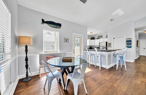 Clipper Cove Casa | 3 blks to beach! Front porch! Comm Pool heated 3/15-4/30, Crystal Beach