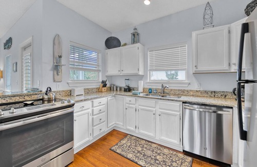Clipper Cove Casa | 3 blks to beach! Front porch! Comm Pool heated 3/15-4/30, Crystal Beach