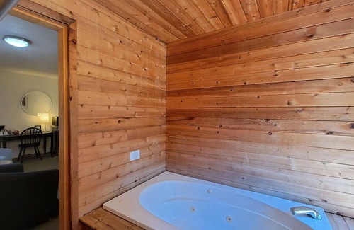 Ashland Cabina | BookStayHop - #1 Lodge Room 4 ~ Green Springs Inn ~ Jacuzzi Bathtub~ Dog Friendl