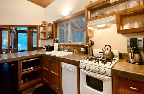 Ashland Cabina | BookStayHop - #1B Soda Mountain ~ Green Springs Cabins ~ Jacuzzi Tub~ Kitchen~