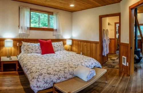 Ashland Cabina | BookStayHop - #1C Pilot Rock ~ Green Springs Cabins ~ Jacuzzi Tub ~ Kitchen ~ Do