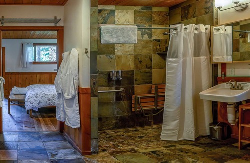 Ashland Cabina | BookStayHop - #1C Pilot Rock ~ Green Springs Cabins ~ Jacuzzi Tub ~ Kitchen ~ Do