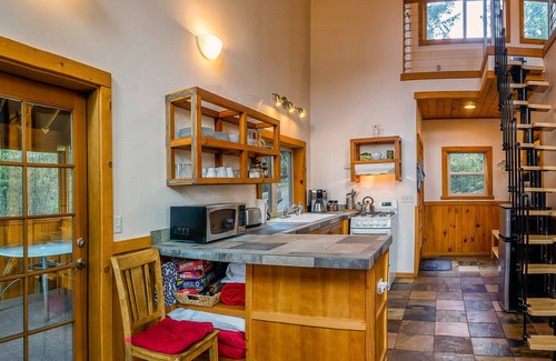 Ashland Cabina | BookStayHop - #2C Mayfield Gardens ~ Green Springs Cabins ~ Jacuzzi Tub ~Views ~