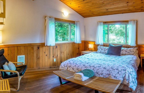 Ashland Cabina | BookStayHop - #2C Mayfield Gardens ~ Green Springs Cabins ~ Jacuzzi Tub ~Views ~