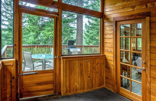 Ashland Cabina | BookStayHop - #2E Agate Flats ~ Green Springs Cabins ~ Jacuzzi Tub~ Kitchen ~ Do