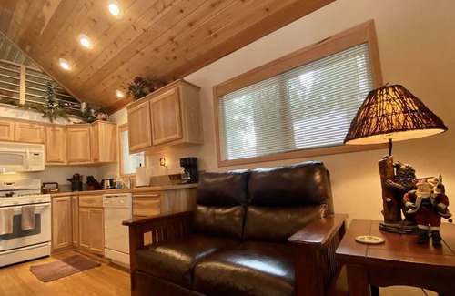 Ashland Cabina | BookStayHop -#41 Cabin on Hyatt Prairie Rd- Dog Friendly, With Mountain Views.