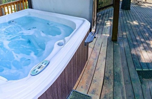 Ashland Cabina | # 44 The Cabins at Hyatt Lake - Sleeps 6 - Hot Tub
