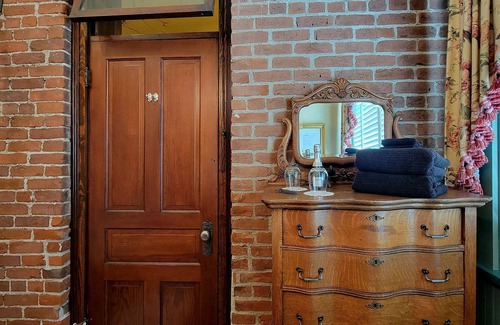 Historic Railroad District Casa | BookStayHop - Peerless Hotel~ Guest Room 6~ Downtown Ashland