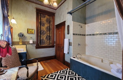 Historic Railroad District Casa | BookStayHop - Peerless Suites 1, 2 and 5