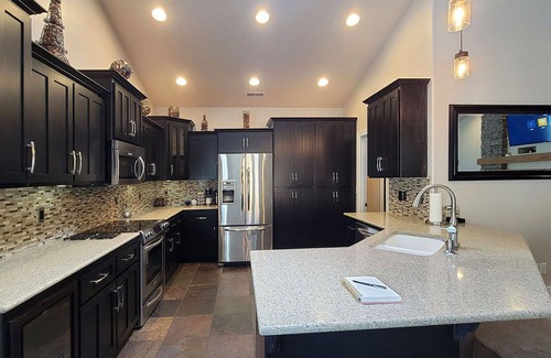 Medford Casa | BookStayHop - Red Hawk Hideaway ~ Saltwater Pool~ Sleeps 6~ Home Gym~ 6 Minutes