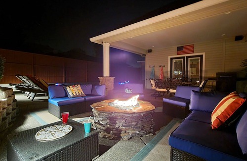 Medford Casa | BookStayHop - Red Hawk Hideaway ~ Saltwater Pool~ Sleeps 6~ Home Gym~ 6 Minutes
