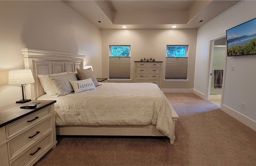Medford Casa | BookStayHop - Red Hawk Hideaway ~ Saltwater Pool~ Sleeps 6~ Home Gym~ 6 Minutes
