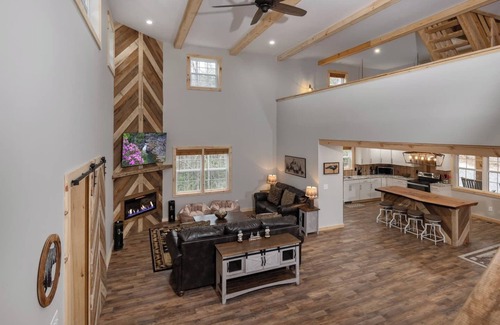 Deep Gap Casa | Luxury Family Cabin w/ Hot Tub, Game Rooms & Minutes to Boone Attractions!