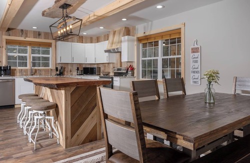 Deep Gap Casa | Luxury Family Cabin w/ Hot Tub, Game Rooms & Minutes to Boone Attractions!