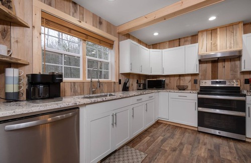 Deep Gap Casa | Boone Getaway Dog Friendly Hot Tub Fire Pit