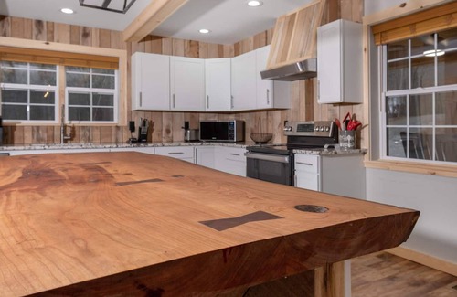 Deep Gap Casa | Boone Getaway Dog Friendly Hot Tub Fire Pit
