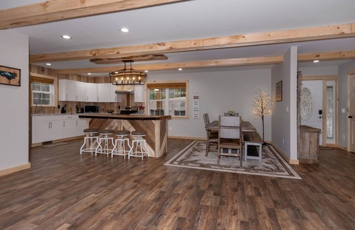 Deep Gap Casa | Boone Getaway Dog Friendly Hot Tub Fire Pit