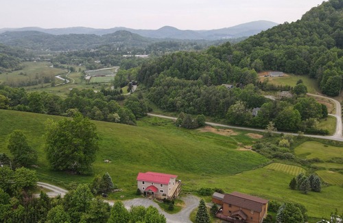 Boone Cabina | BOONE, NC -Large Cozy Cabin with Beautiful Views!! *5 min drive to downtown