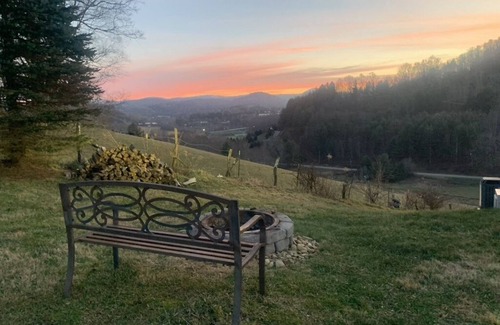 Boone Cabina | BOONE, NC -Large Cozy Cabin with Beautiful Views!! *5 min drive to downtown