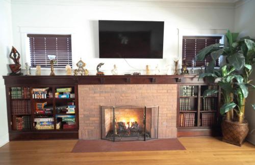 Lake View East Apartamento | Bootlegger House Sleeps 10-20 Free TV & Parking