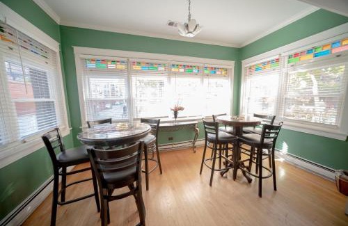 Lake View East Apartamento | Bootlegger House Sleeps 10-20 Free TV & Parking