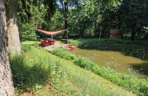 Hundsdorf Apartamento | Bootshaus Froschkönig übernachten über dem Weiher
