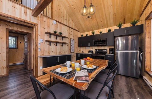 Baie-St-Paul Chalet De Esquí | Boréa 10: Tranquil Nature Retreat with Spa & BBQ