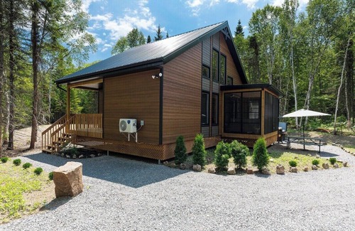 Baie-St-Paul Chalet De Esquí | Boréa 10: Tranquil Nature Retreat with Spa & BBQ