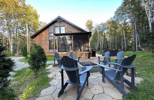 Baie-St-Paul Chalet De Esquí | Boréa 10: Tranquil Nature Retreat with Spa & BBQ