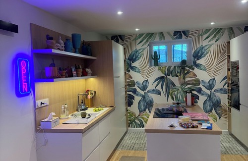 Cauderan Casa | Bordeaux Tropical Escape for a tropical vacation in the city.